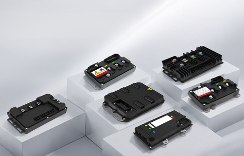 Era do Controle Eletrônico Inteligente: Controlador de Motor Inteligente WISEDRV, desenvolvido internamente para veículos de duas e três rodas, integrando comunicação OTA e CAN.